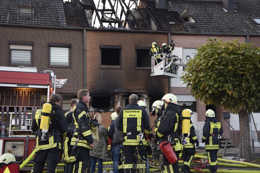 Feuer 2 Vollbrand Reihenhaus Roggendorf Berrischstr P154.JPG - Miklos Laubert